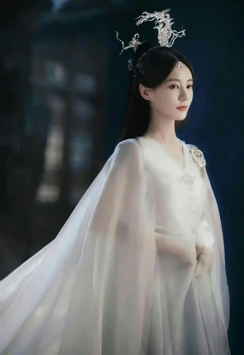 李一桐现代装总会让人记不住,甚至网友把她认成了别人.