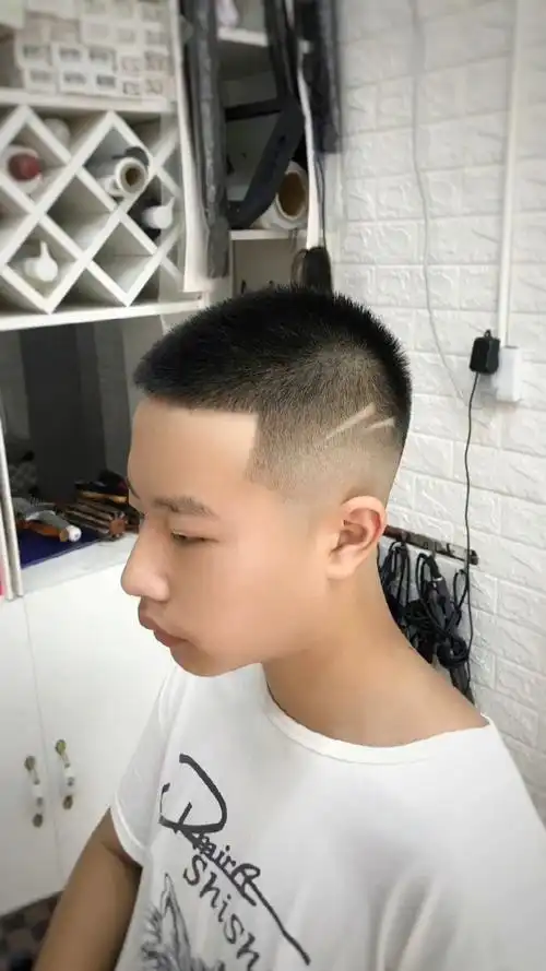 天气这么热,来一个清爽帅气的寸头吧!