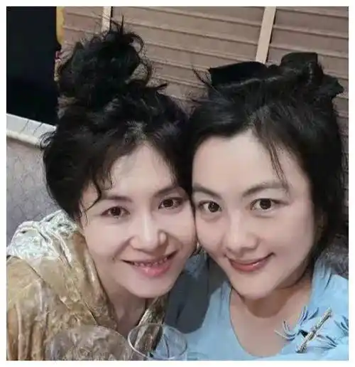 李健带老婆和朋友聚餐,44岁孟小蓓正脸曝光,长相甜美状态似少女
