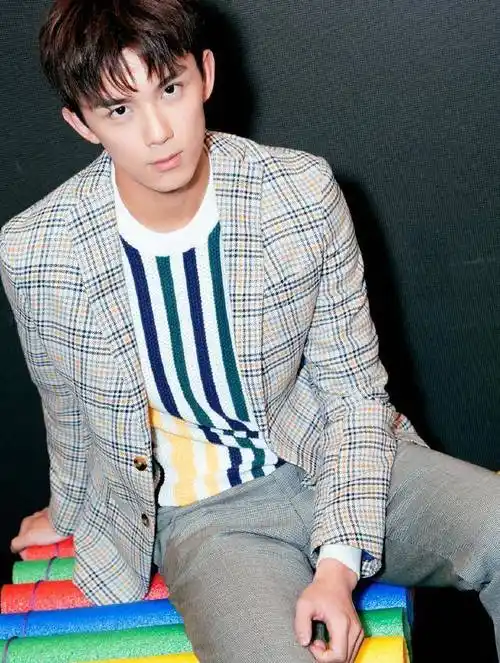 吴磊和易烊千玺同穿西服套装穿搭,一个成熟稳定,一个帅气十足_帅哥