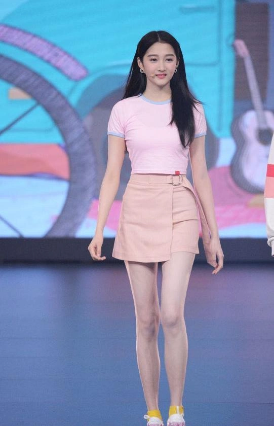 关晓彤身材真好,穿10cm热裤毫不顾忌,怪不得是女神