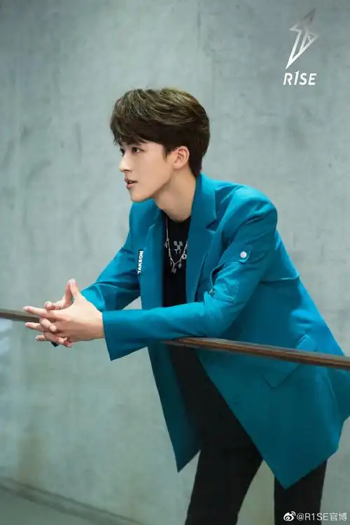 何洛洛用散粉的方式