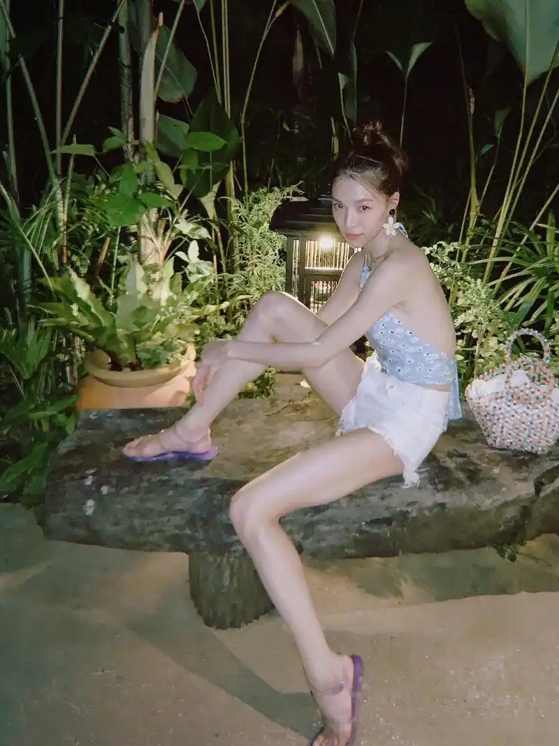 钟楚曦晒出在苏梅岛度假的美照,穿搭妆容都满分,小姐姐太好看了.