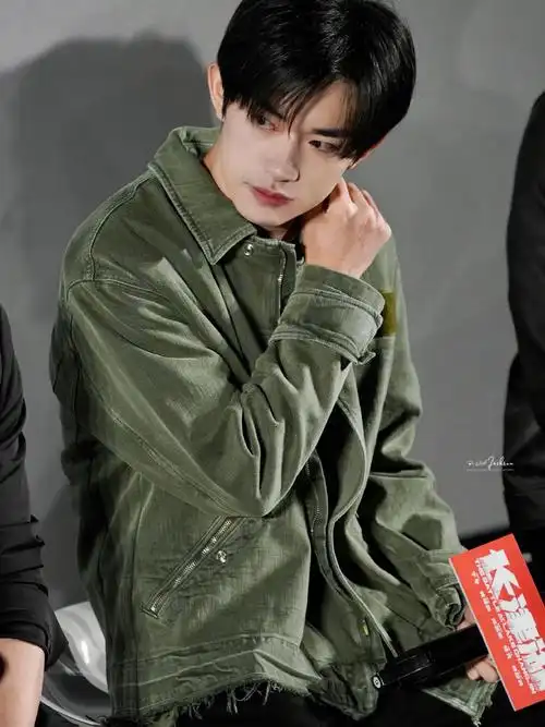 易烊千玺生图好绝