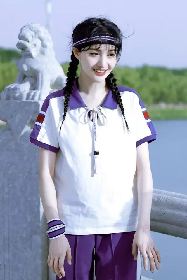 郑爽穿着蓝色的复古校服,仿佛让她回到高中时代