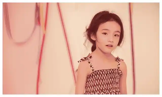 "小糯米"近照曝光,神似杨幂小时候,难怪一直不愿意公开__财经头条