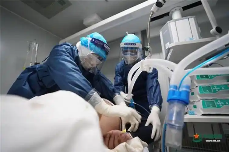 [今日头条] 军网记者现场直击火神山医院全力抢救重症患者