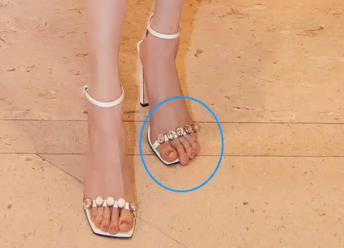 关晓彤戴百万珠宝项链现身一双长腿白皙抢镜鞋子太小脚趾触地