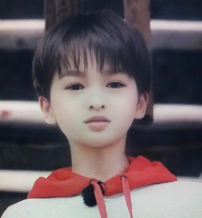 儿童滤镜风靡全网 朱正廷回归童年似混血