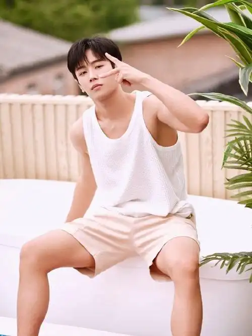 肌肉线条好好看这身材真是遭不住了@uniq-李汶翰