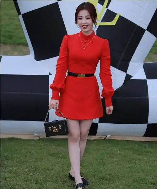 而获得较高的关注,在节目播出的最初,虞书欣的"哇哦"表情包火遍全网