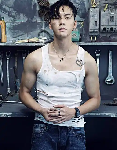 陈伟霆说自己身材比徐志胜好