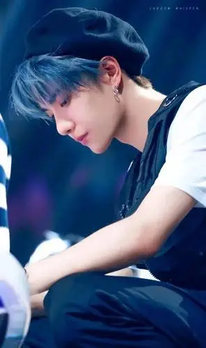 王一博蓝色系李汶翰的这个发色是有那么一丢丢偏灰的,整体色调会稍暗