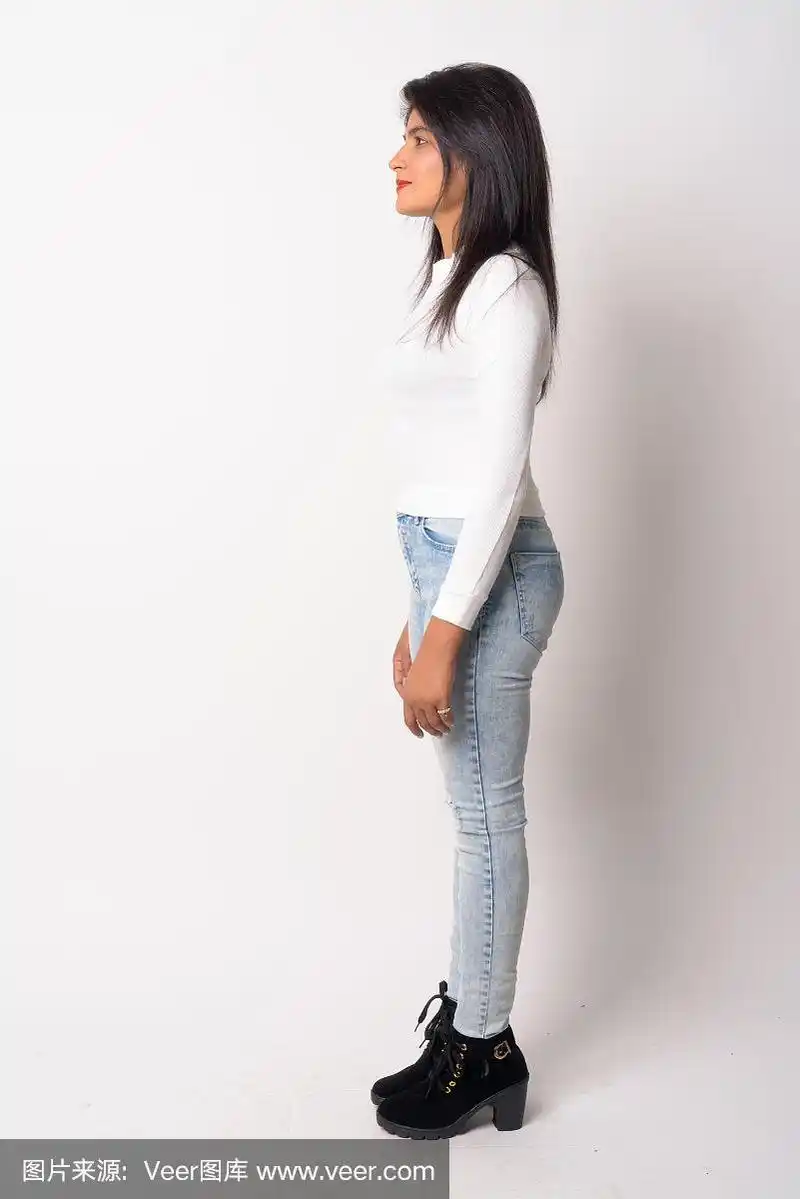 全身拍摄的年轻美丽的波斯女人的侧面视图