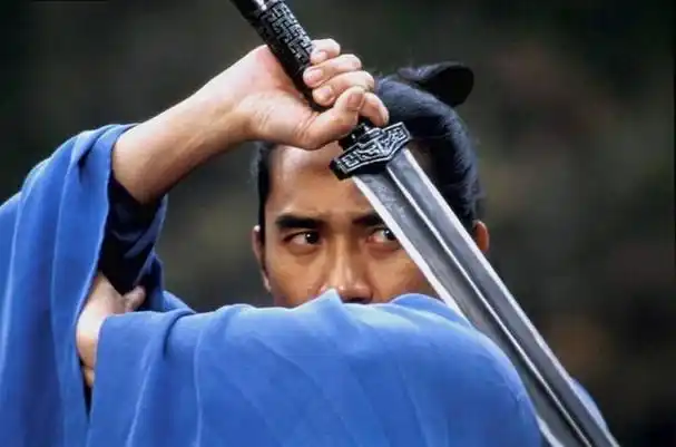 2002年12月14日张艺谋执导的电影《英雄》上映,该片由李连杰,梁朝伟