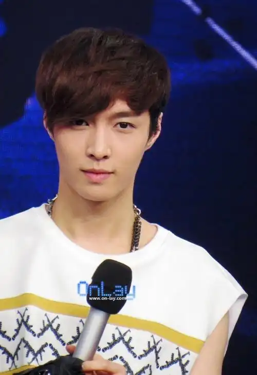 张艺兴出道八周年