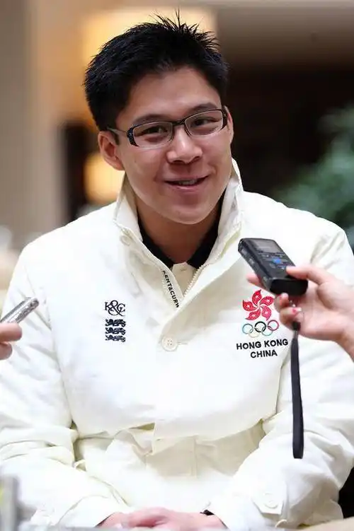 任亚运会执旗手,公公霍震霆赴杭州支持,霍家儿媳地位多高_霍启刚