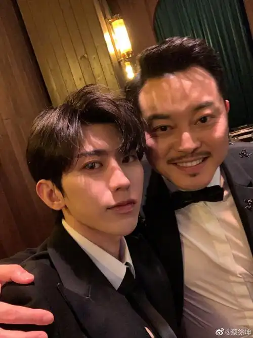 春游结束!蔡徐坤晒与跑男团合影画面温馨有爱