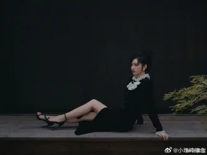 景甜蕾丝开叉黑裙