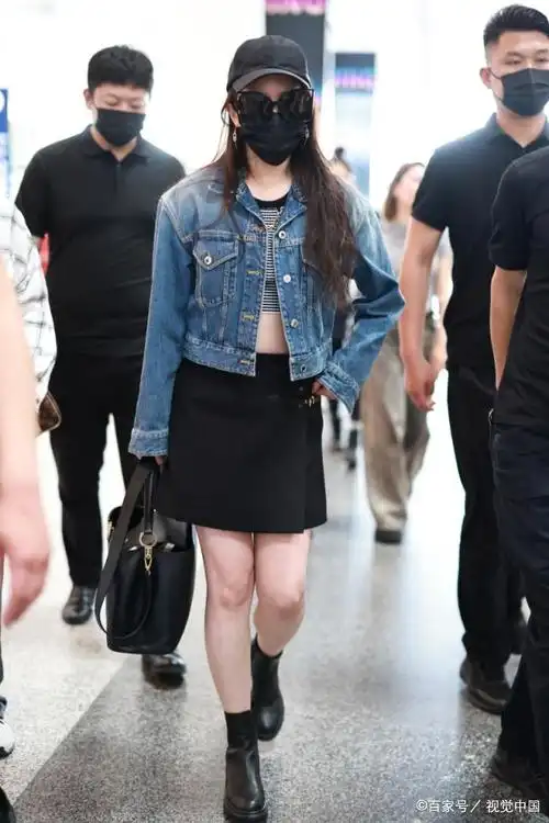 刘亦菲她身着一袭黑色短裙,犹如黑夜中的精灵,轻盈而灵动