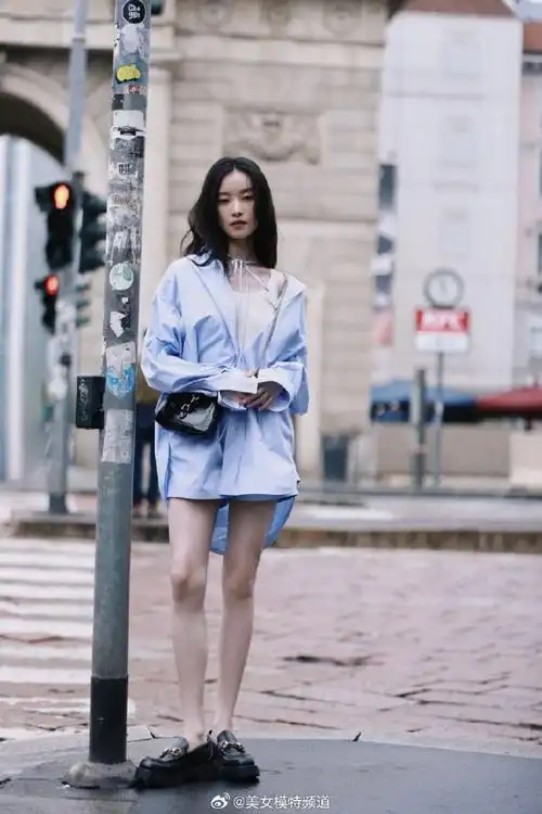 倪妮米兰街头随心漫步 穿浅蓝衬衣沁心自在回眸绝美