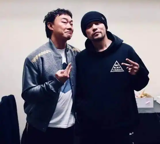 陈奕迅晒和周杰伦合照网友称2个最爱的人同框了