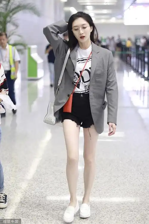 江疏影西装配短裤长腿吸睛撩发娇笑超迷人