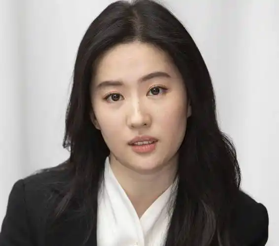 刘亦菲近照罕见曝光,被指胖成中年大妈,女星颜值比演技重要?