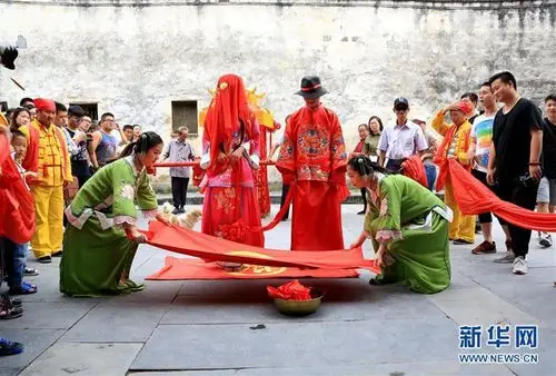 安徽黄山:徽州民俗婚礼表演引客来