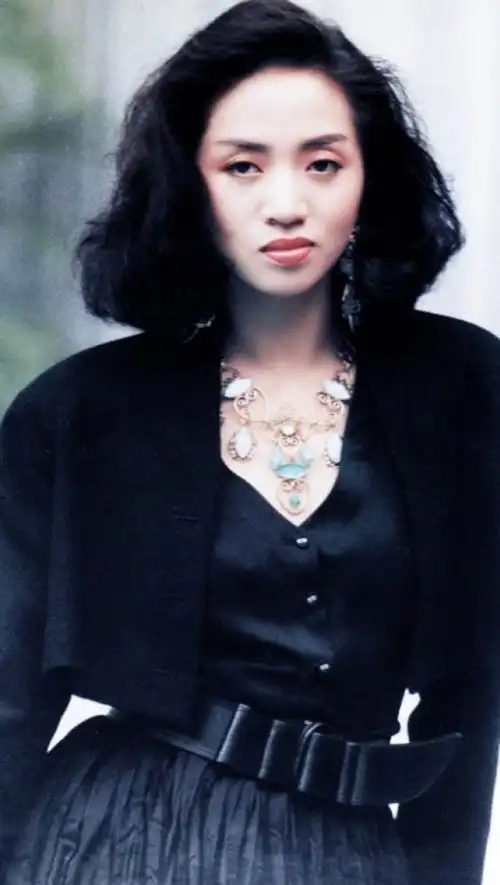 随后,梅艳芳签约华星唱片正式进军歌坛,虽然她发布第一张专辑《心债》