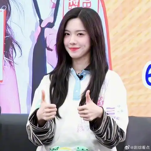 今日扫楼的庄达菲凭借自己手绘的组服令人眼前一亮,电影角色一同前行