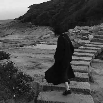 黑白女生背影头像高冷霸气