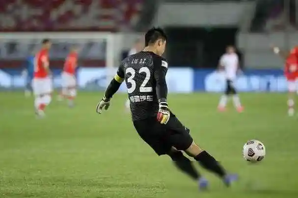 正是由于王大雷的出色表现,帮助山东鲁能在2021赛季取得了中超和足协