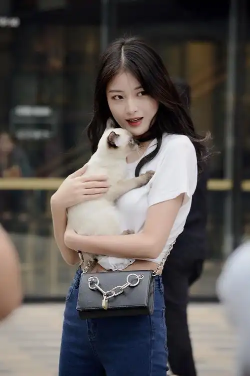 北京街拍:时尚街区的漂亮小姐姐还真不少,该看哪一位才好呢?