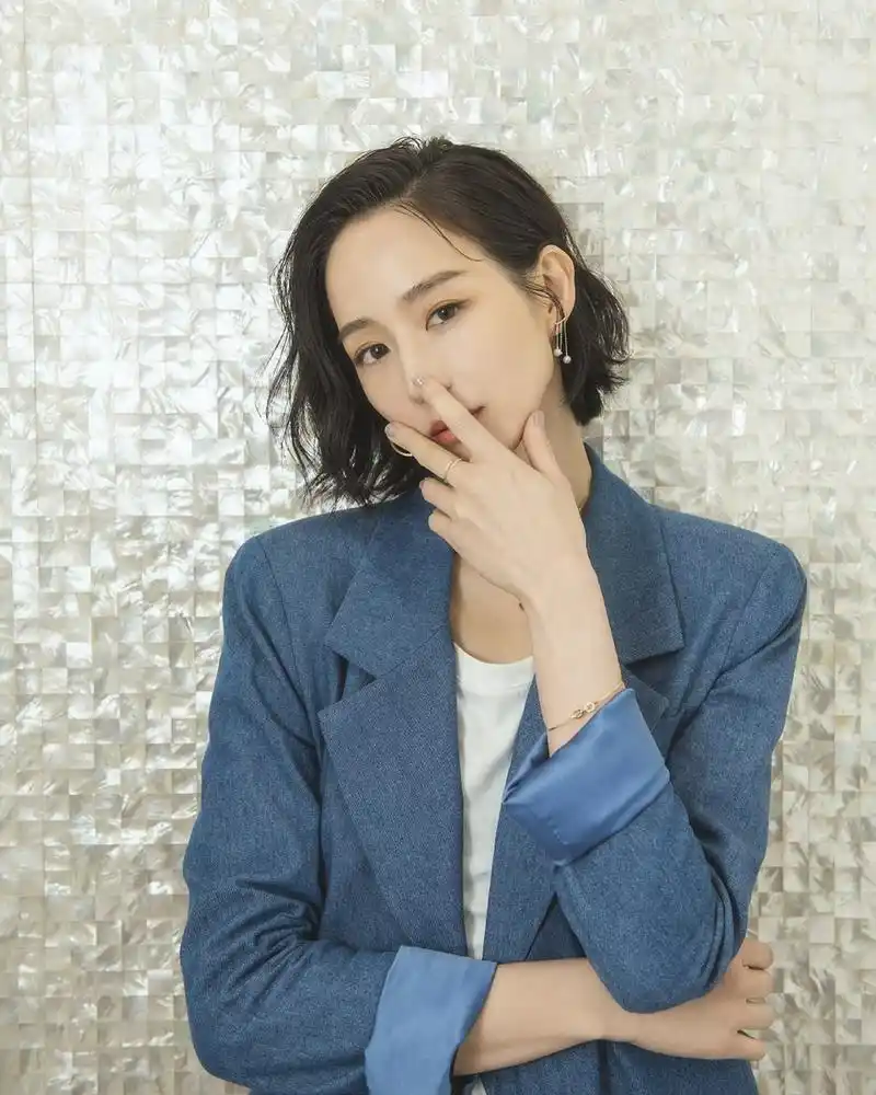 组图:张钧甯牛仔蓝西装配短发干练优雅 侧颜露精致下颌线_高清图集