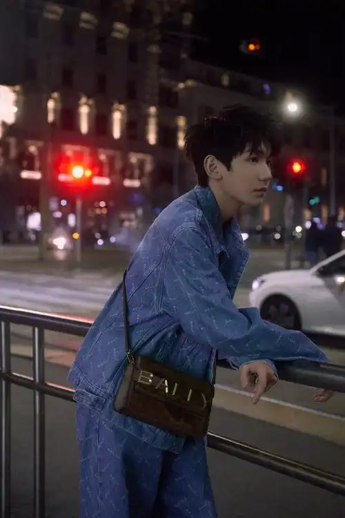 王源米兰街头牛仔大片##王源米兰时装周上班造型