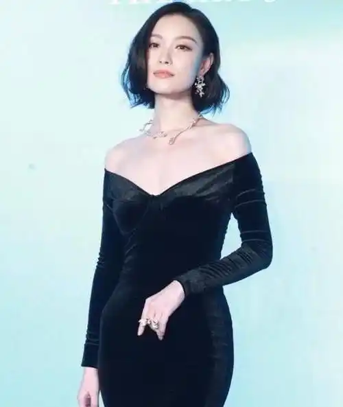 倪妮的身材真有"料",穿一字肩丝绒裹身裙,这s形曲线太时尚了_造型