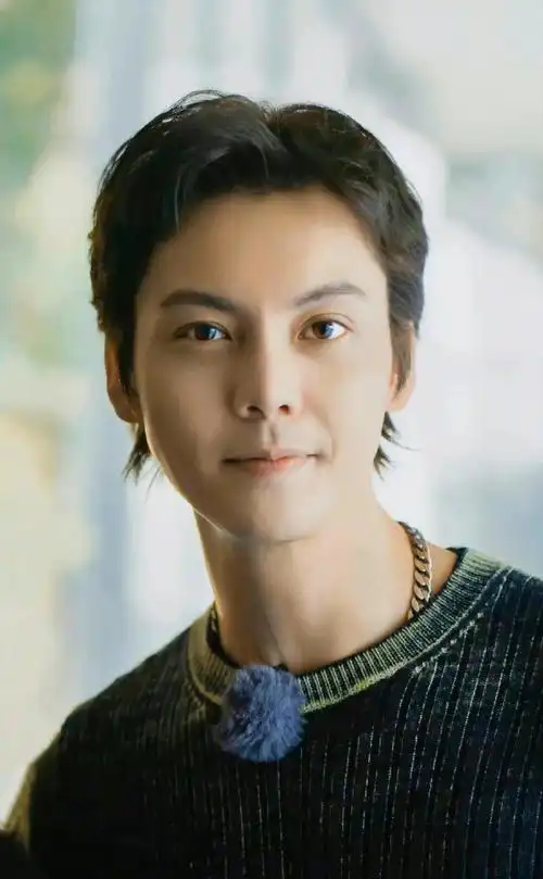 陈伟霆狼尾新发型##陈伟霆一起露营吧路人合影