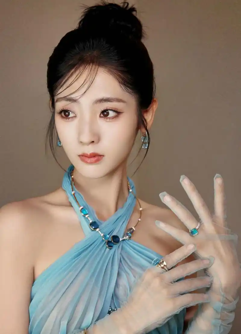 邢菲# 一袭蓝色挂脖露背纱裙,甜美清纯的容颜,白皙水嫩的肌肤,窈窕