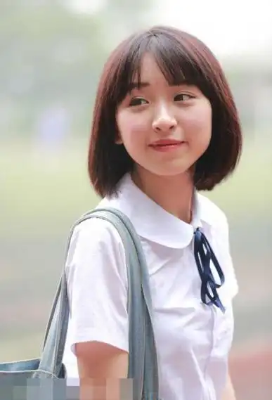 发型女生短头发梳中分可爱头发打造瓜子脸女生短头发剪空气刘海发型