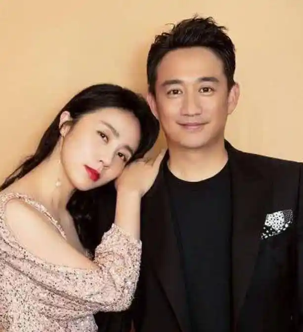 孙莉第一次来到黄磊参加的综艺节目上时,黄磊一见到她就紧紧的把她