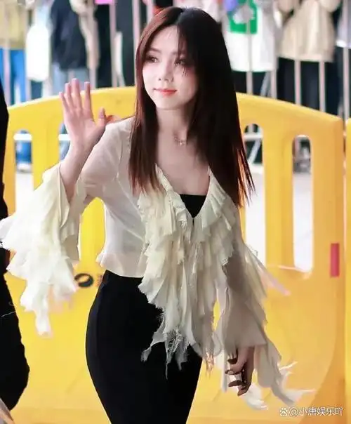 邓紫棋上班路透曝光身材肥美性感甜美笑容可爱迷人太美了