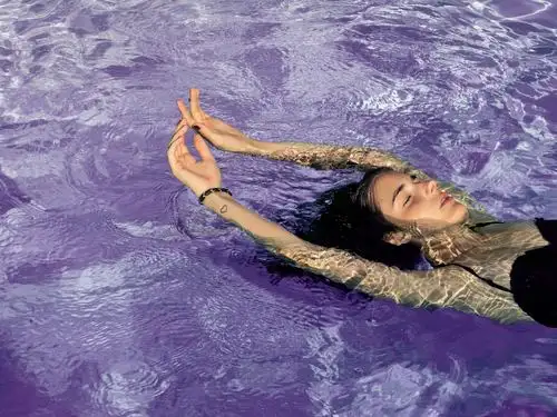 在水中游泳的人图片第7张