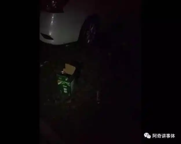 碎了满地的啤酒瓶附近住户 柳师傅晚上大概十二点的时候,我听到过两次