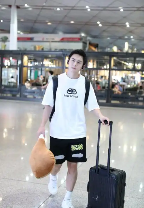 张哲瀚为什么被称为疯子?他的私服穿搭也是我们的理想型!