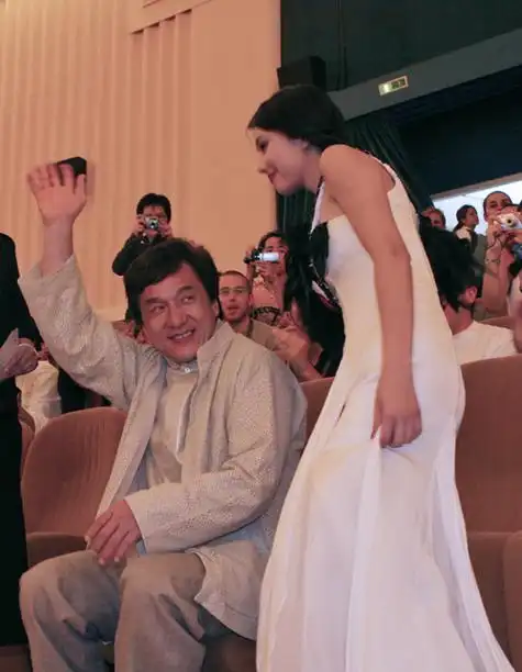 独家组图:成龙压轴威尼斯 高圆圆艳惊水城