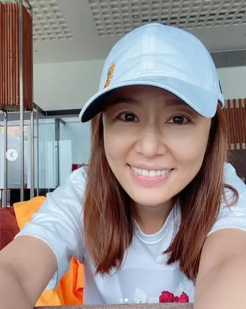 林心如晒微笑自拍,面色憔悴蜡黄皱纹横生,鱼尾纹明显像大妈