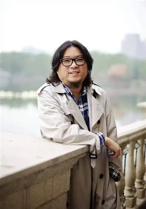 原创55岁高晓松暴瘦认不出一头短发磨平了菱角他失去的不仅是风格