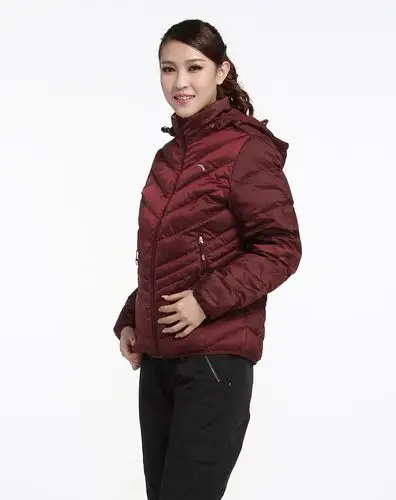 女款绯红色户外系列防寒保暖长袖连帽羽绒服