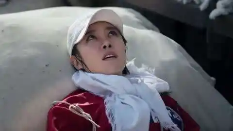 蓝文明帮大妮背棉包 二妮还是个"预言家"!